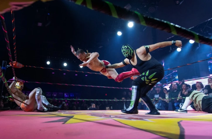 Un match de catch durant un spectacle de Lucha Vavoom au Mayan Theater de Los Angeles, en Californie, le 11 février 2022
