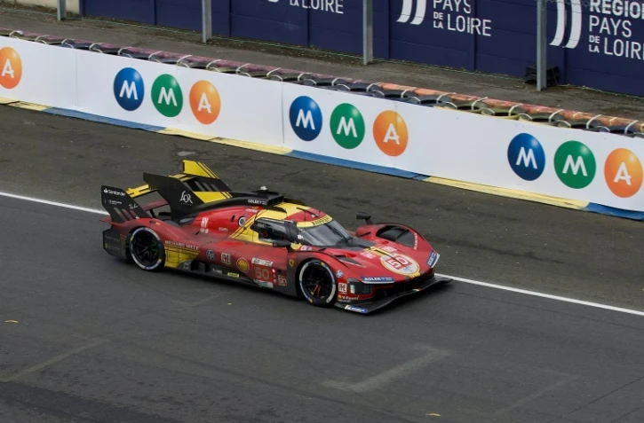 La Ferrari du pilote italien Antonio Fuoco, qui était en tête des 24 heures du Mans à deux heures de l'arrivée, le 16 juin 2024 sur le circuit de la Sarthe