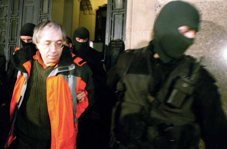 Le gourou Gregorian Bivolaru (g), le 1er avril 2004 à la sortie du tribunal de Bucarest