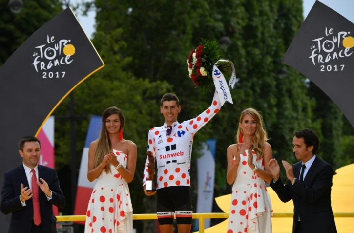 Le Français Warren Barguil (c) sur le podium avec le maillot de meilleur grimpeur du Tour de France, à l'arrivée aux Champs-Elysées, le 23 juillet 2017