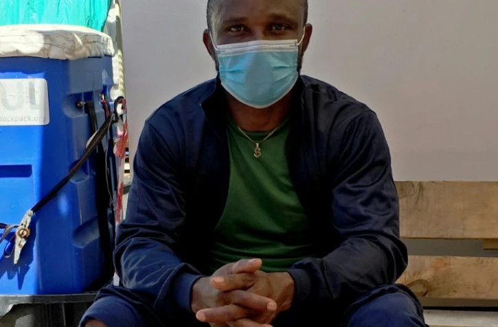 Peter Enyinnaya sur le pont du bateau Ocean Viking, le 1er juillet 2020 après avoir été secouru en mer