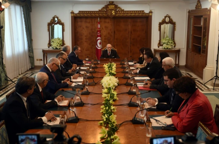 Réunion à Tunis entre le président tunisien Béji Caïd Essebsi (C) et les responsables des partis au pouvoir, de la centrale syndicale et du patronat, le 13 janvier 2018