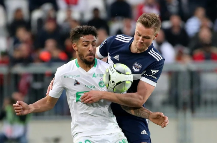 L'attaquant international gabonais de Saint-Etienne Denis Bouanga, à la lutte avec le défenseur norvégien de Bordeaux, Stian Gregersen, lors de la 33e journée de Ligue 1, le 20 avril 2022 au Matmut Atlantique Stadium