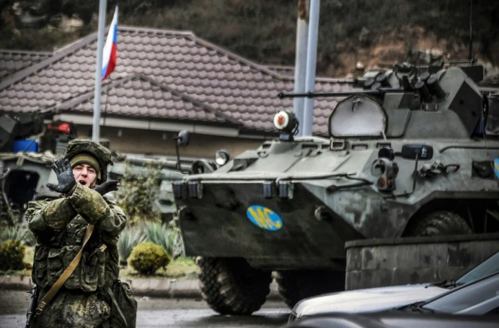 Un soldat russe des forces de la paix à un check-point près de Stepanakert, capitale du Nagorny Karabakh, le 13 novembre 2020 