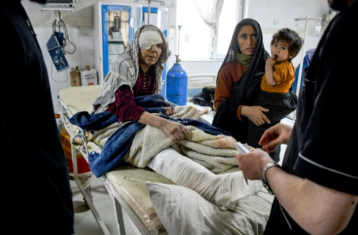 Une Afghane blessée reçoit des soins dans un hôpital après le tremblement de terre qui a frappé Mazar-e-Sharif, dans le nord de l'Afghanistan, le 3 novembre 2025