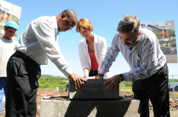 Jeudi 1er avril 2010: Pose de la première pierre des logements sociaux du quartier Vert Lagon à l'Ermitage (Photo: DR)