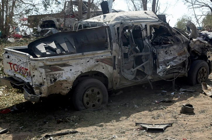 Une voiture détruite par une frappe aérienne dans la ville d'Hodeida au Yémen, le 24 octobre 2018