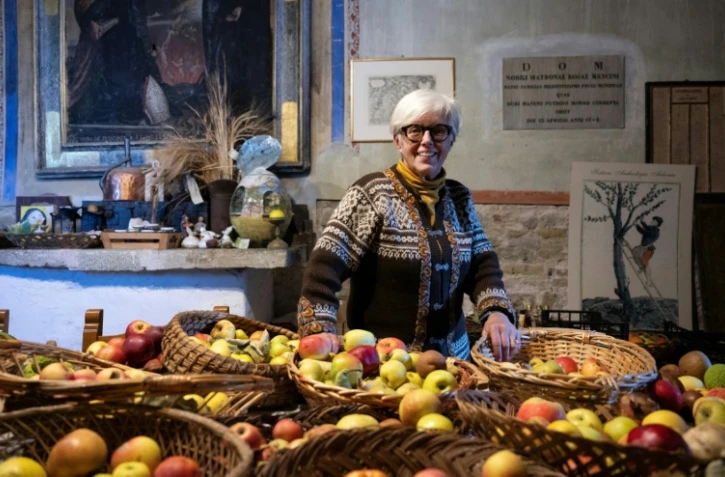 L'agronome italienne Isabella Dalla Ragione pose dans une petite église où elle entrepose des fruits cultivés par sa fondation à but non lucratif Archeologia Arboreas, à San Lorenzo di Lerchi, un hameau de Città di Castello, en Italie, le 7 novembre 2025