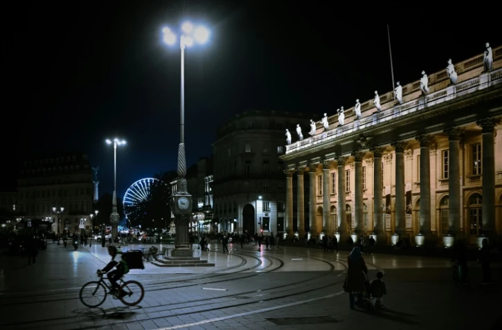 Un livreur à vélo passe devant le Grand Théâtre à Bordeaux le 29 octobre 2020, avant la mise en place du deuxième confinement national dans le pays