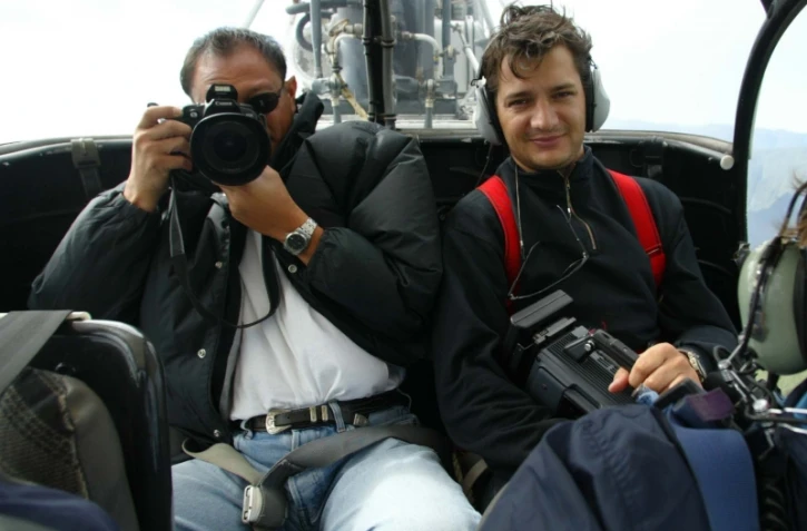 Nicolas Casolari (à droite sur la photo) de retour d'un reportage en hélicoptère au-dessus du volcan