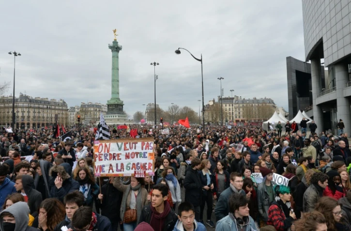 Des manifestants opposés à la loi travail le 9 avril 2016 place de la Bastille à Paris