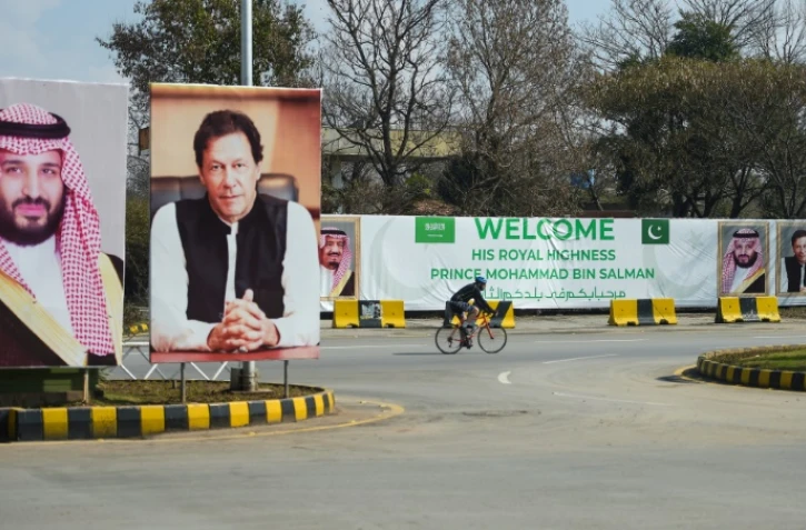 Des portraits du Premier ministre pakistanais Imran Khan (d) et du prince héritier saoudien Mohammed ben Salmane (g) avant son arrivée au Pakistan, le 15 février 2019 à Islamabad