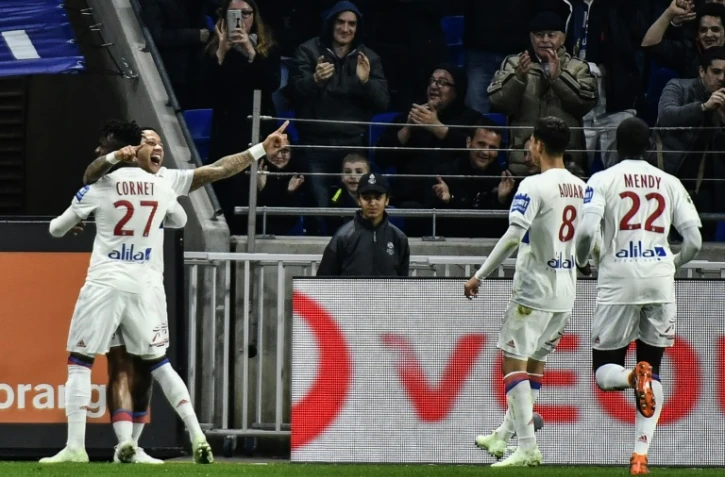 L'attaquant lyonnais Memphis Depay félicité par Maxwel Cornet et ses coéquipiers après son doublé contre Toulouse au Parc OL, le 1er avril 2018