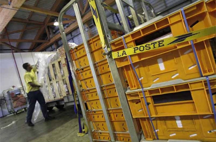 La poste plateforme aéroportuaire à Gillot