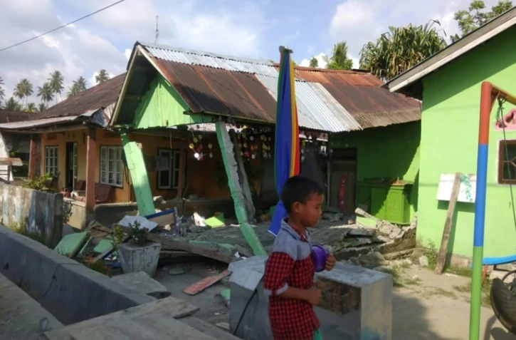 Photographie diffusée le 28 septembre 2018 par l'agence indonésienne de gestion des catastrophes (National Agency for Disaster Management, BNPB) montrant une maison effondrée après un séisme à Donggala dans le centre de l'île des Célèbes en Indonésie

