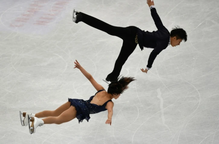 Les nouveaux champions du monde chinois Sui Wenjing et Han Cong lors du programme court des Mondiaux de patinage artistique, le 29 mars 2017 Ă Helsinki