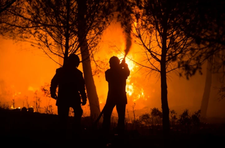 Des pompiers à l'oeuvre à Carnoux-en-Provence, dans le sud-est de la France, le 19 août 2017