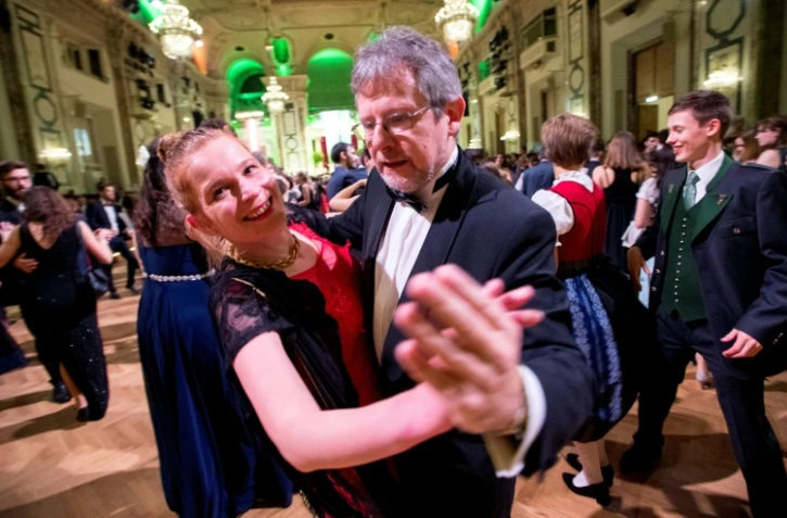 Edgar Kogler, un "taxi danseur" de 49 ans avec une partenaire lors d'un bal au palais Hofburg, en Autriche, le 2 février 2018