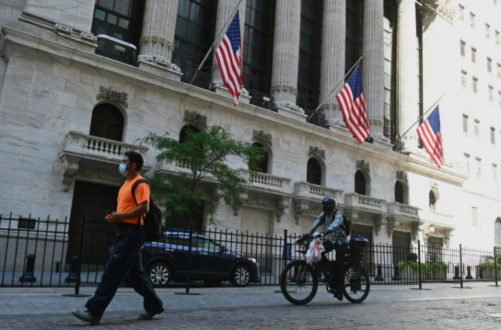 Des passsants devant le New York Stock Exchange (NYSE) à Wall Street (New York), le 3 août 2020