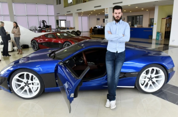 Mate Rimac devant sa "supercar" électrique à Zagreb, le 17 février 2016