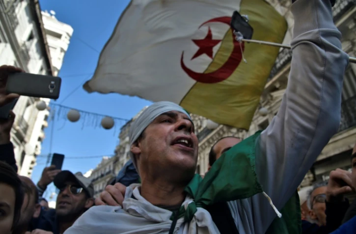 Des Algériens manifestent contre le gouvernement le 14 février 2020 à Alger