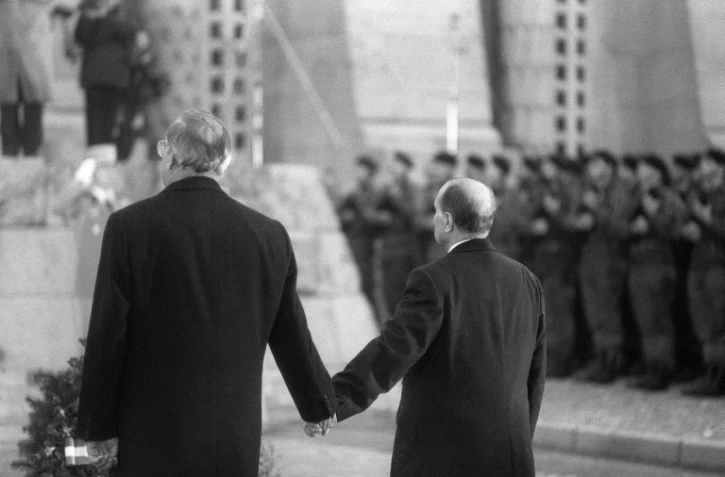 Francois Mitterrand et Helmut Kohl le 22 septembre 1984 Ă Douaumont