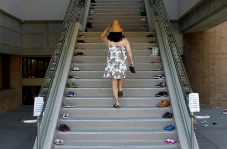 Bernadette Mack, une Canadienne de la nation Nuxalk, a déposé des chaussures d'enfants le 2 juin 2021 devant le tribunal de Kamloops (ouest du Canada) pour réclamer justice envers les victimes des pensionnats autochtones