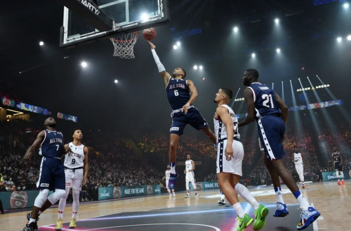 Le Français David Michineau marque un lay-up dans le match des étoiles, le "All Star Game", disputé à Paris-Bercy, le 29 décembre 2021