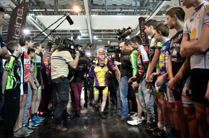 Super-champion Robert Marchand, 105 ans, après son record de l'heure sur le vélodrome de St-Quentin-en-Yvelines, le 4 janvier 2017