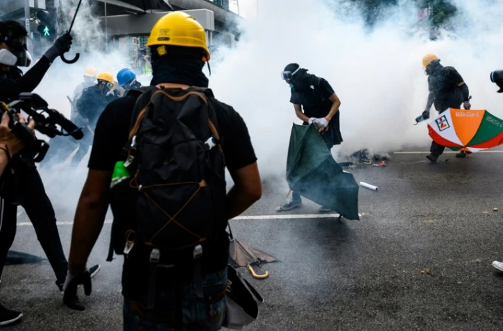 La police de Hong Kong tire des gaz lacrymogènes sur une manifestation "anti-triades" à Yuen Long, le 27 juillet 2019