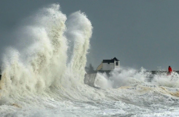 Des vagues frappent le port de Lesconil (ouest) le 3 février 2017