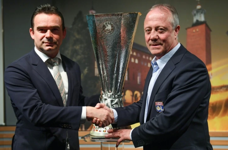 Bernard Lacombe (à droite) serre la main au directeur du football de l'Ajax Amsterdam, Marc Overmars, après le tirage au sort des demi-finales de la Ligue Europa le 21 avril 2017 à Nyon, en Suisse