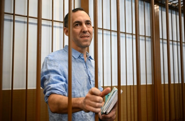 Le chercheur français Laurent Vinatier, accusé d'avoir recueilli des informations militaires russes sans s'enregistrer comme "agent étranger" dans un box d'accusés lors d'une audience au tribunal du district de Zamoskvoretsky, à Moscou, le 16 septembre 2024