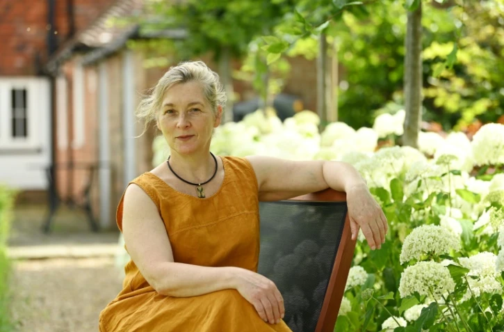 Ita O'Brien, "coach d'intimité" britannique sur les plateaux de cinéma, chez elle à Cranbrook, sud-est de l'Angleterre, le 28 juillet 2021
