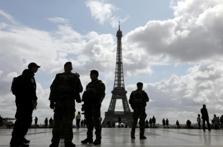 Patrouille de soldats français de l'opération Sentinelle, sur le parvis du Trocadéro, à Paris, le 12 septembre 2017.