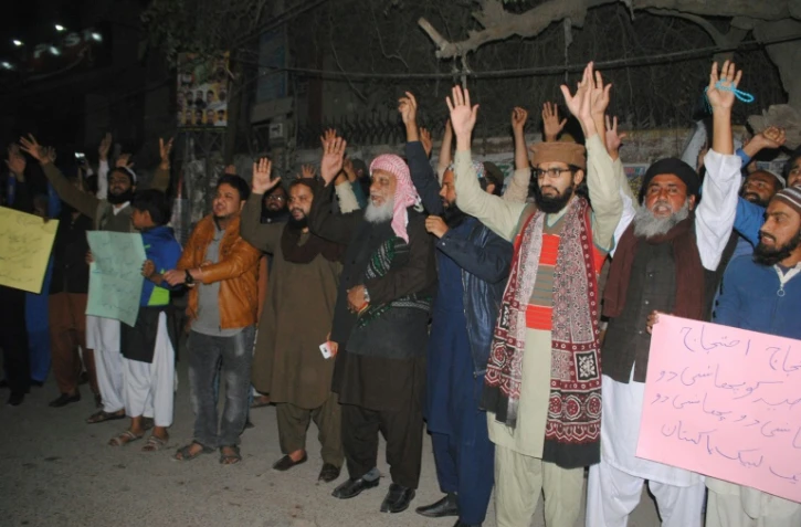 Des militants du parti islamiste Tehreek-e-Labaik Pakistan (TLP) manifestent contre la décision de la Cour suprême en faveur d'Asia Bibi, le 29 janvier 2019 à Hyderabad