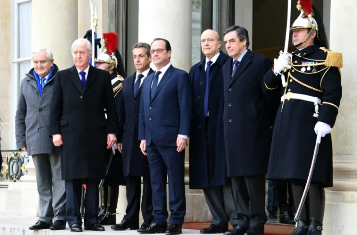 De Gà D: Jean-Pierre Raffarin, Edouard Balladur, Nicolas Sarkozy, François Hollande, Alain Juppé et François Fillon, le 11 janvier 2015 à Paris après les attentats de janvier