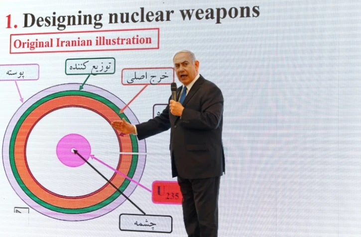 Le Premier ministre israélien Benjamin Netanyahu montre ce qu'il présente comme des "preuves" sur un plan nucléaire secret de l'Iran, le 30 avril 2018 à Tel-Aviv