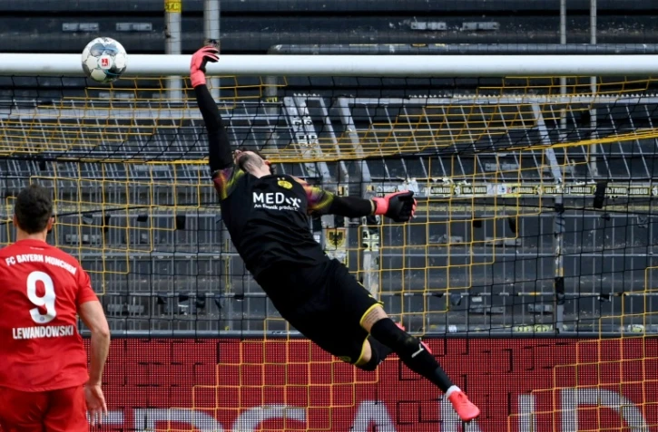 Le gardien suisse de Dortmund, Roman Buerki, ne parvient pas Ă arrĂŞter le lobe du milieu du Bayern Munich, Joshua Kimmich (pas sur la photo), lors du match de Bundesliga Ă Dortmund, le 26 mai 2020