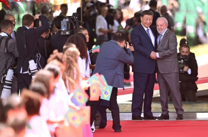 Le président chinois Xi Jinping et son homologue brésilien Luiz Inacio Lula da Silva au palais Planalto à Brasilia le 20 novembre 2024