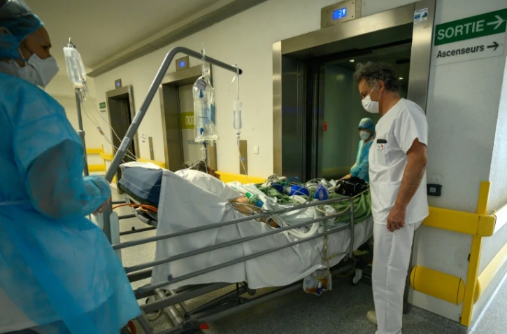 Un patient contaminé par le Covid-19 est transféré en soins intensifs, le 17 avril 2020 à l'hôpital Emile Muller de Mulhouse