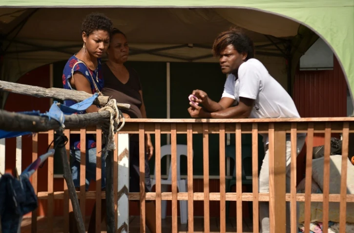 Kapera Patrick (d) vit avec d'autres homosexuels dans le village de Hanuabada, le 15 novembre 2018 à Port Moresby, en Papouasie-Nouvelle Guinée