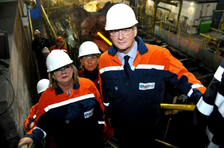 Bruno Le Maire (d) visite l'usine d'Ascoval Ă Saint-Saulve, dans le Nord, le 8 novembre 2012
