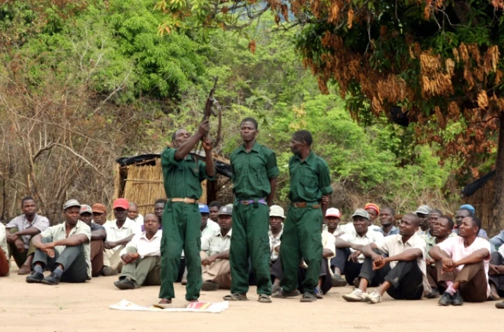 Des combattants de l'opposition mozambicaine "Renamo" s'entraînent dans les montagnes de Gorongosa, au Mozambique, le 8 novembre 2012 