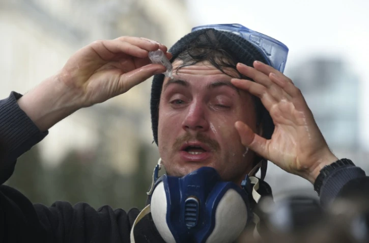 Un manifestant nettoie ses yeux au sérum physiologique après avoir reçu des gaz lacrymogènes, à Rennes, le 9 avril 2016 lors de la manifestation contre la loi travail