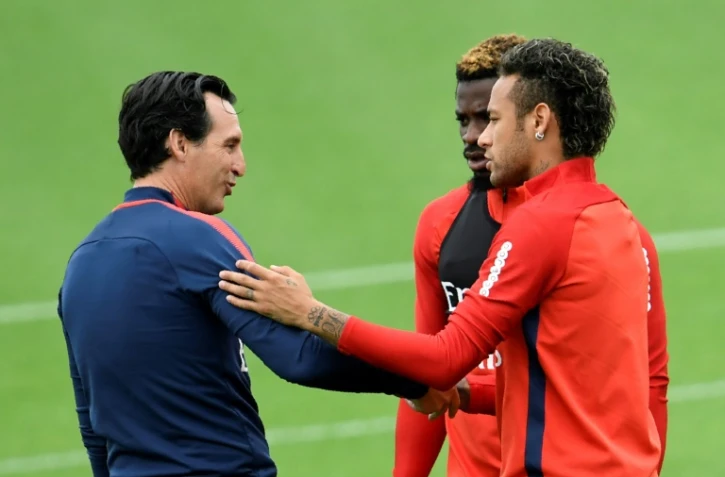 L'entraîneur du PSG Unai Emery avec le Brésilien Neymar avant la séance d'entraînement au Camp des Loges, le 18 août 2017