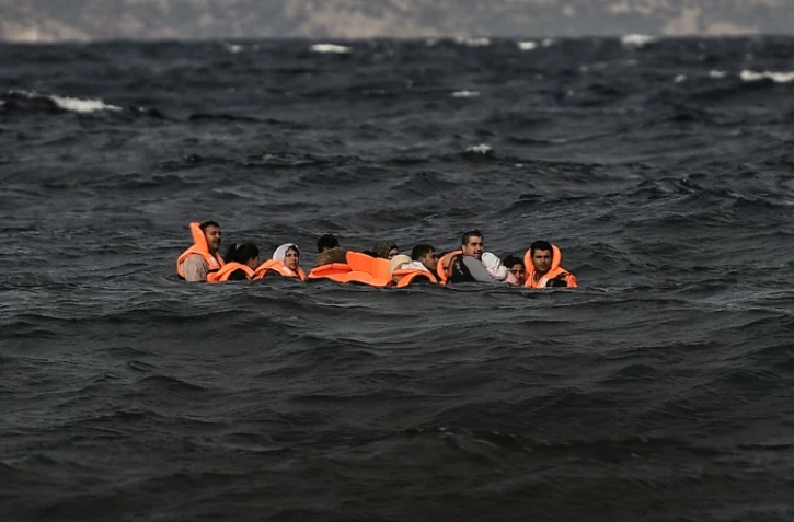 Des migrants arrivent sur l'île grecque de Lesbos, le 31 octobre 2015, après avoir traversé la mer Egée