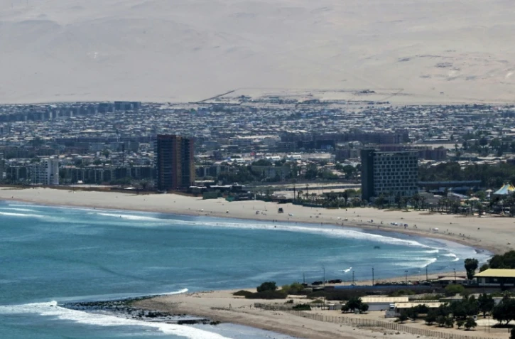 Vue aérienne de la ville d'Arica, au Chili, à la frontière avec le Pérou, le 30 novembre 2025