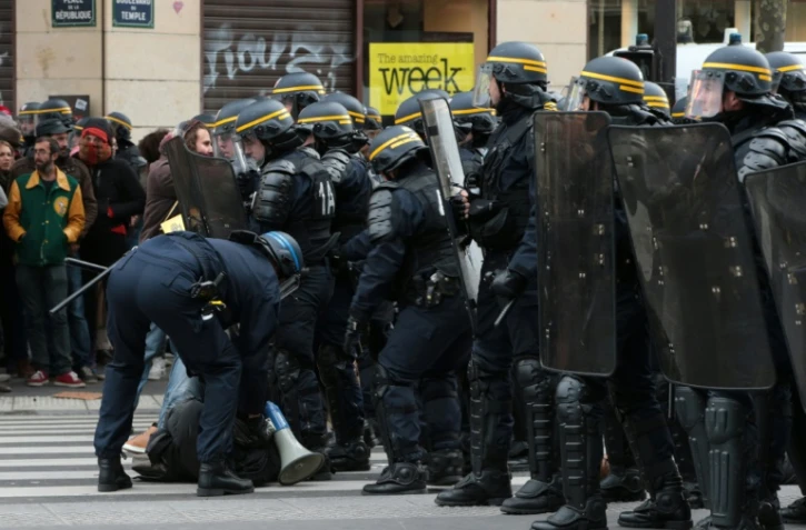 Un manifestant immobilisé par les forces de l'ordre, le 29 novembre 2015 à Paris