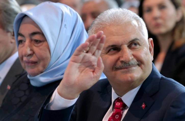 Binali Yildirim (D) aux côtés de son épouse Semiha à Ankara le 22 mai 2016